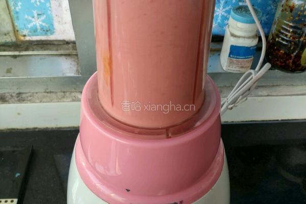 酸奶版草莓奶昔的做法图解3