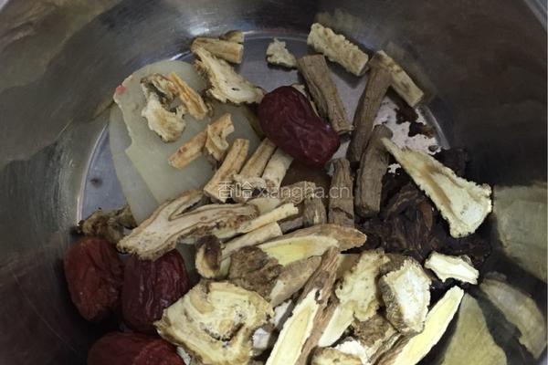 大头鱼药膳汤的做法图解2