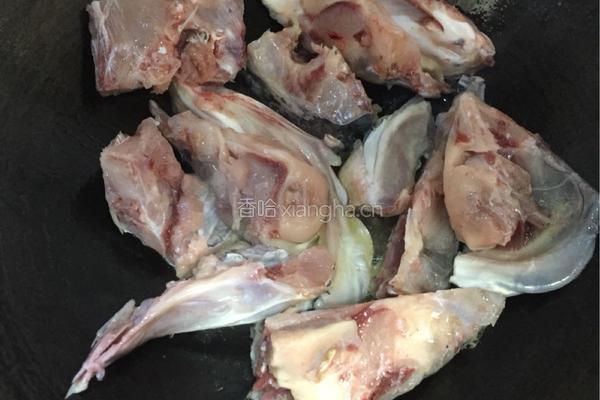 大头鱼药膳汤的做法图解3
