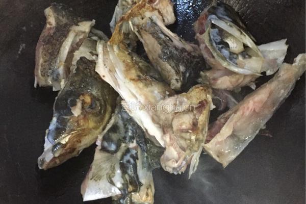 大头鱼药膳汤的做法图解4