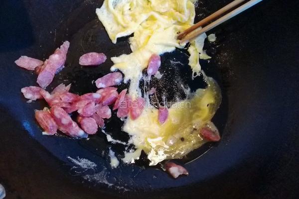 腊肠黄金炒饭的做法图解2