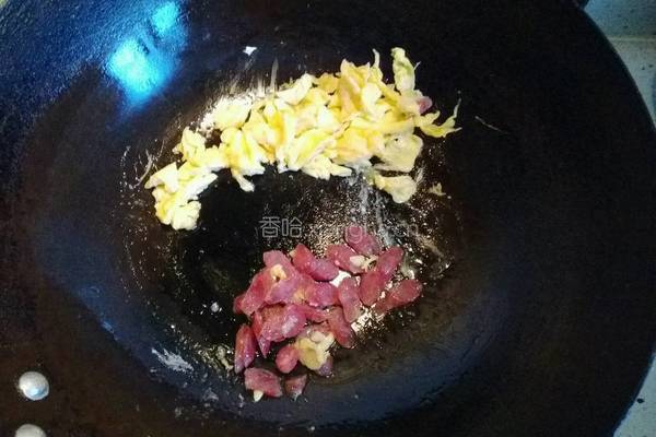 腊肠黄金炒饭的做法图解3