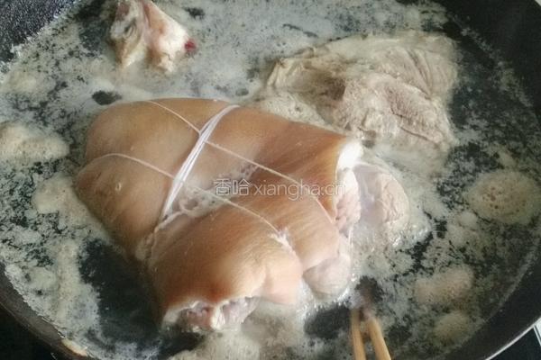  私房秘制肘子的做法图解3