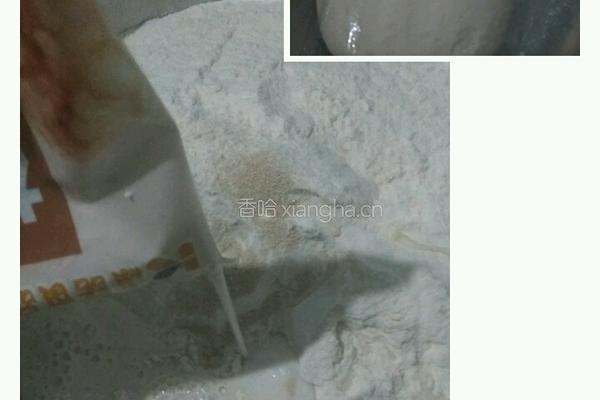 奶香花卷的做法图解1