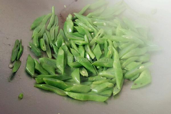 扁豆炒蛋的做法图解2