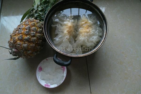 菠萝银耳汤的做法图解1