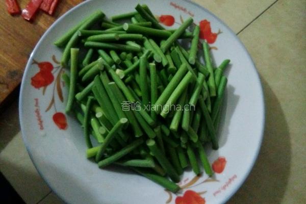 腊肉蒜苔的做法图解2