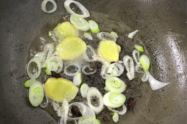 鹌鹑蛋红烧肉的做法图解5