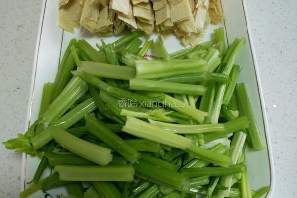 芹菜炒豆皮的做法图解1