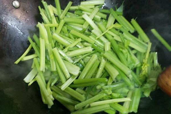 芹菜炒豆皮的做法图解2