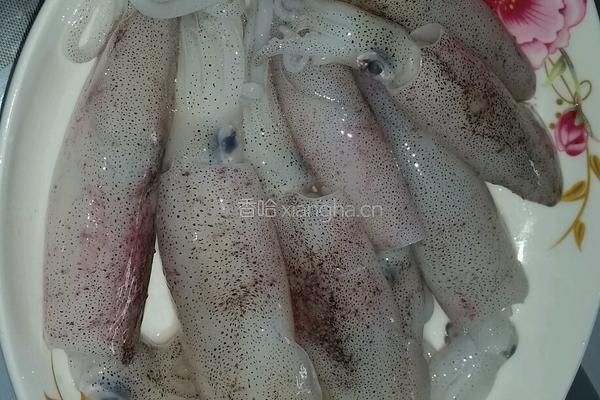 韭菜花炒鲜鱿的做法图解1