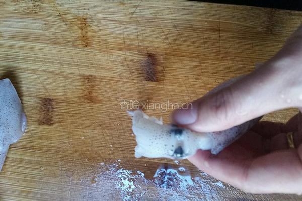 韭菜花炒鲜鱿的做法图解2