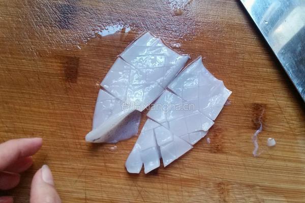 韭菜花炒鲜鱿的做法图解4