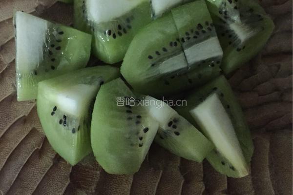 猕猴桃香蕉牛奶的做法图解1