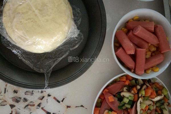 火腿玉米蔬菜披萨的做法图解6