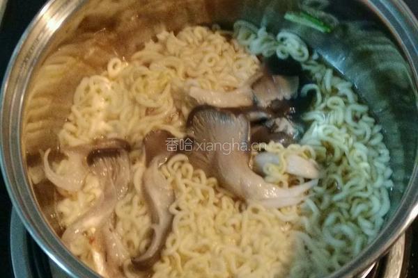 鲜蘑樱桃小面的做法图解5