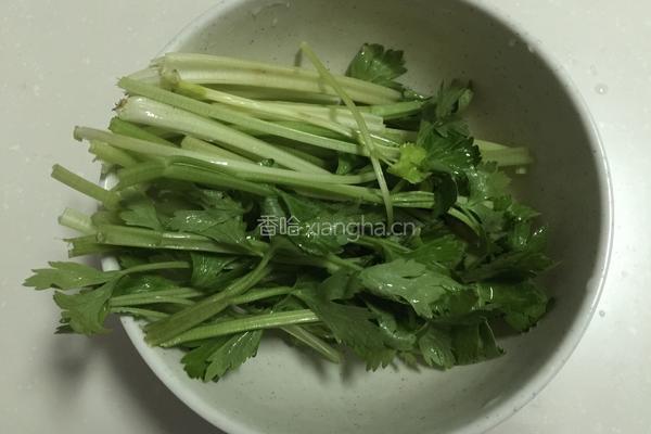 虾仁炝香芹的做法图解2