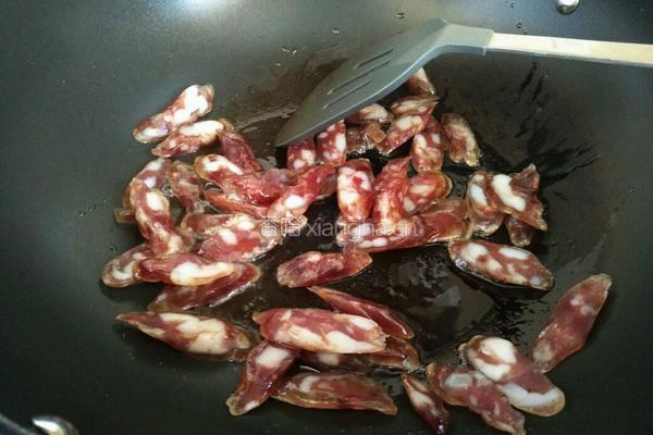 荷兰豆炒腊肠的做法图解3