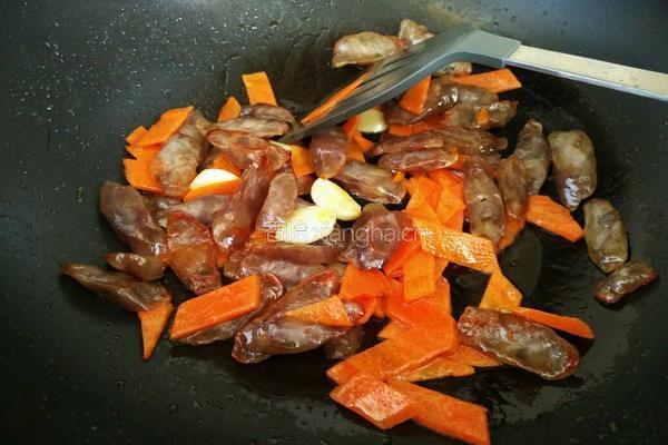 荷兰豆炒腊肠的做法图解6
