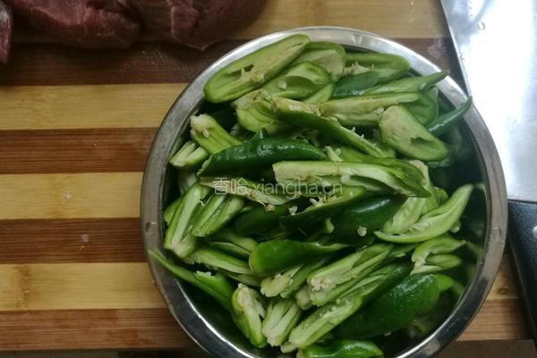 家常青椒炒肉的做法图解2