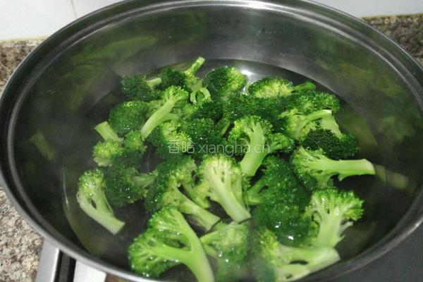 西兰花炒腊肉的做法图解2
