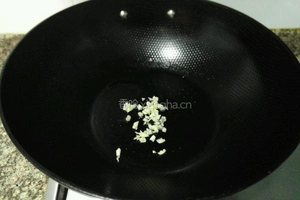 西兰花炒腊肉的做法图解4