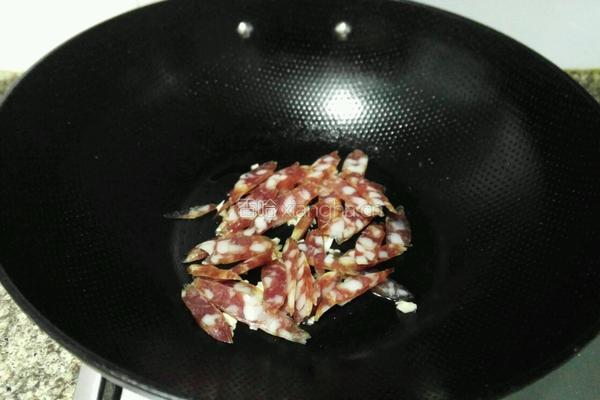 西兰花炒腊肉的做法图解5