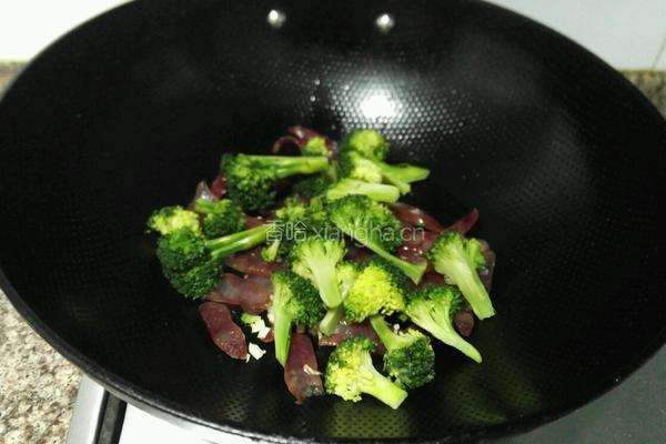 西兰花炒腊肉的做法图解6
