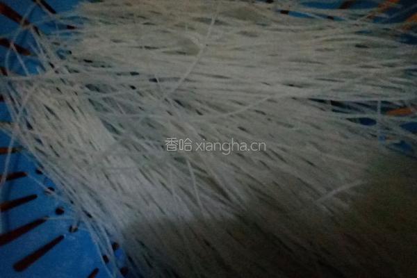 粉条炖冻豆腐的做法图解2