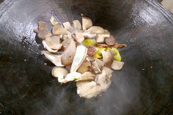 腊肠炒蘑菇的做法图解8