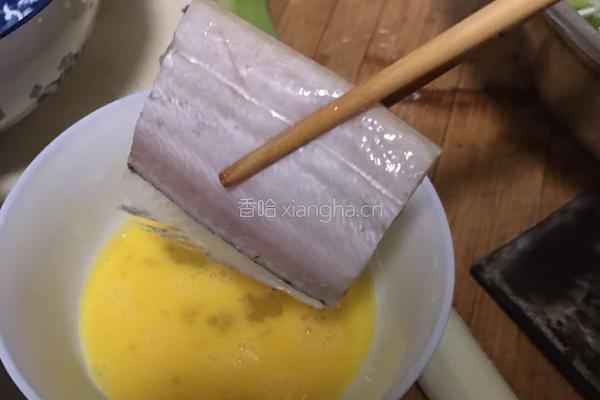 香酥炸带鱼的做法图解2