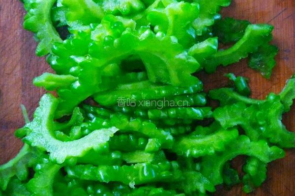 苦瓜炒鸡蛋的做法图解2