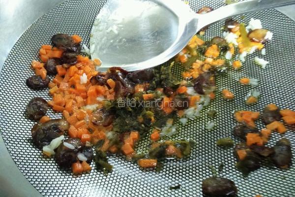 香肠雪菜炒饭的做法图解5