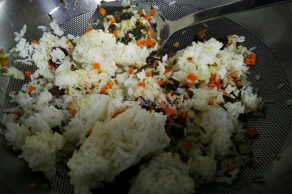 香肠雪菜炒饭的做法图解6
