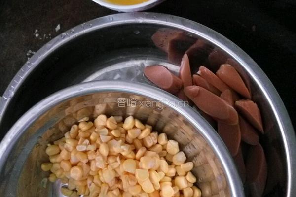 玉米火腿肠炒鸡蛋的做法图解2
