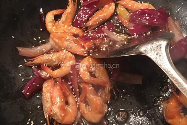 洋葱芝麻爆虾的做法图解6