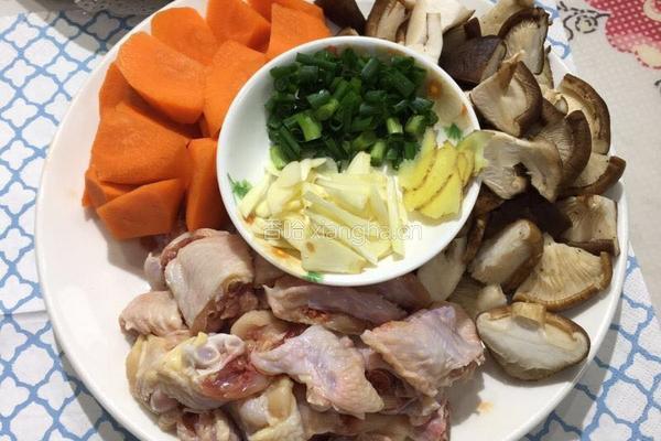 香菇炖鸡腿的做法图解1