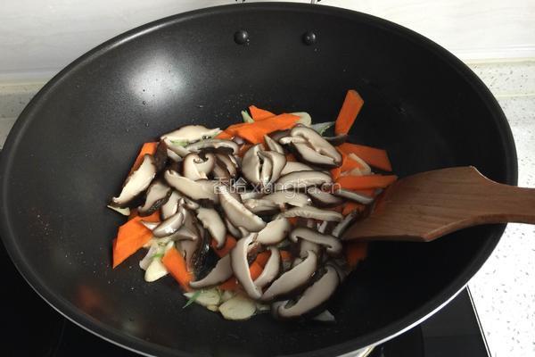 香菇炒油麦菜的做法图解5