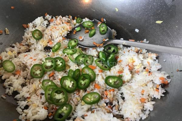 菠萝虾仁蛋炒饭的做法图解15