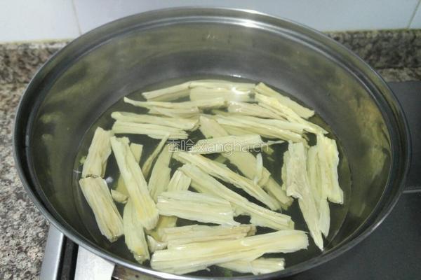 西兰花拌腐竹的做法图解4