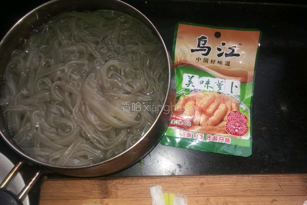 腐竹酸辣粉的做法图解1