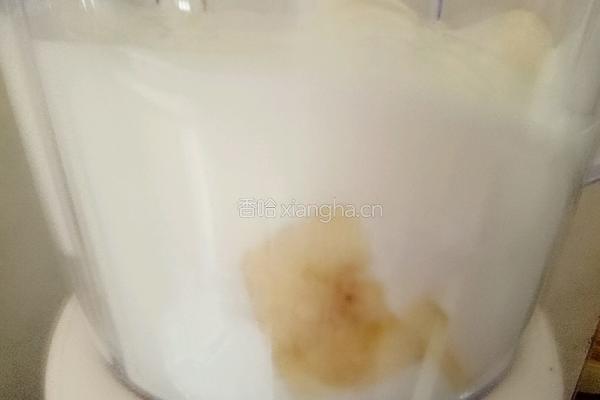 香蕉奶昔的做法图解4