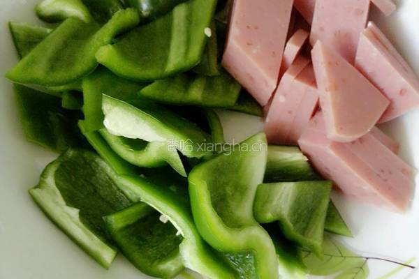 青椒木耳炒火腿的做法图解1