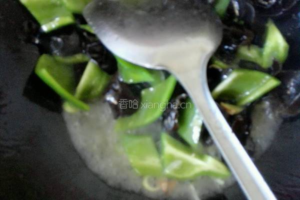青椒木耳炒火腿的做法图解5