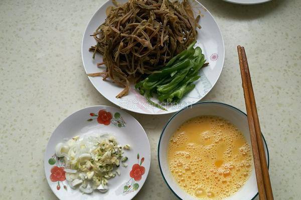 黄花菜（干）炒鸡蛋的做法图解1