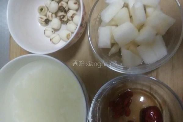 银耳莲子汤的做法图解1