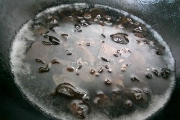 虾仁炒木耳的做法图解2