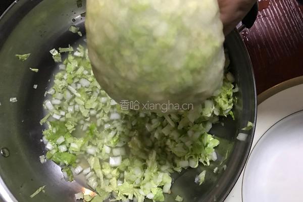 白菜猪肉饺子的做法图解3