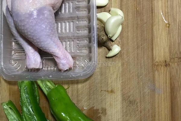 鸡腿炒青椒的做法图解1
