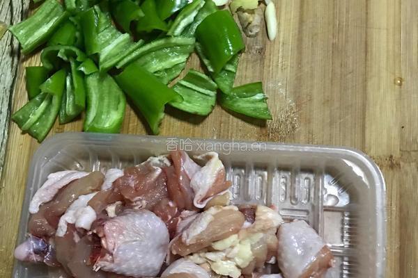 鸡腿炒青椒的做法图解2
